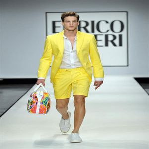 Yaz tarzı sarı erkekler kısa pantolonlu 2 adet ceket pantolon düğün balo palyaç