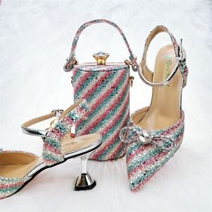 Sandalet qsgfc renkli çizgili payetler ve elmas kelebek tasarım bayanlar ayakkabı çanta seti düz çift amaçlı kadın 230630