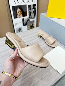 Chinelo de designer de luxo para mulheres slides sandália verão sandles sapatos gatinho salto grosso clássico marca praia casual 0702