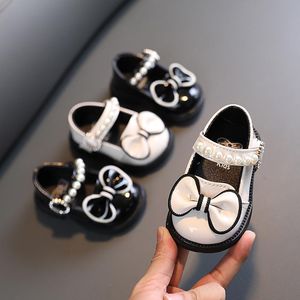 Utomhus 2022 Nya babyflickor Mary Jane Low Heels French Style Nonslip Fashion Children's Princess Black Sandals Sandaler Casual Sho