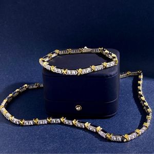 Neu gestaltete, luxuriöse, mit Zirkon eingelegte Volldiamanten-Halskette für Damen, Gold- und Silber-Interlaced-Buchstabe-X-Armband, Designer-Schmucksets T04