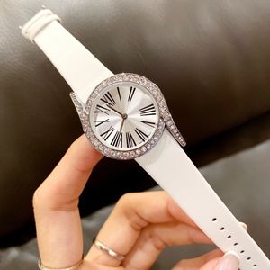 高級ダイヤモンド女性の腕時計クォーツムーブメントキャンディーレザーストラップカジュアルウォッチライフスタイル防水デザイナー腕時計アナログドレス時計 Montre De Luxe
