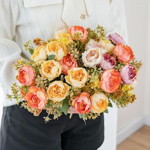 Fiori decorativi Fiore artificiale Peonia bianca Crisantemo Bouquet di seta Decorazioni per la casa Regalo di San Valentino per interni per composizioni finte