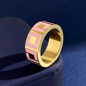 Italiensk designer f ring lyxig guld rostfritt stål monogram ring svart vit rosa kvinnors mäns bröllop smycken kvinnor fest gåva storlek 6 7 8 9