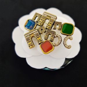 Винтажные копии дизайнер Pins брошь винтажная копия мода Cl Letters Pearl Luxury Women Monogram Brooch Brooch Brone Vintage Style Романтическая пара драгоценных камней украшения