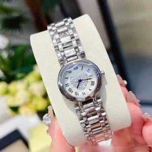 ステンレス鋼の女性の腕時計クォーツムーブメントハートダイヤモンドダイヤルシルバーケース日本バッテリーデザイナーウォッチスプラッシュ防水ドレス腕時計 Montre De Luxe