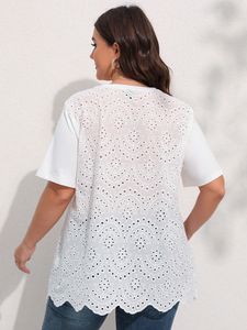 女性のプラスサイズ Tシャツフィンジャニ白 Tシャツトップ衣類夏カットアウトバック刺繍 Tシャツ 230705
