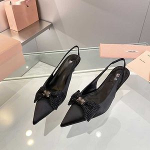 Estilista de vestidos Estilo francês Sapatos altos femininos estilo novo salto fino pontiagudo strass sandálias de salto baixo