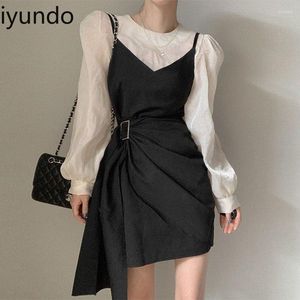 Повседневные платья Iyundo Spring Short Dress шикарное нерегулярная плиссированная юбка для ягодиц корейская мода Black A-Line Mini 2023 Женская одежда