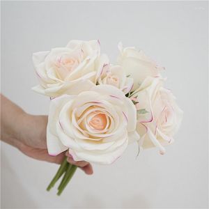 Декоративные цветы рука чувствуют влажный розовый букет настоящий прикосновение