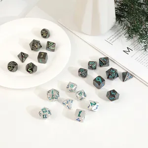 Partihandel Polyhedral Loose Gemstones DICE 7st Set Dungeons Dragons distinkta Metal Dice Set DND -spel Anpassade RPG -tärningar 9 Färger 2023 Ny stil