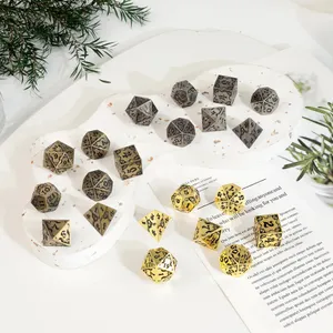 البيع الساخن 7pcs polyhedral gemstones الزهر مجموعة الأبراج المحصنة Dragons الزهر المعدني مجموعة DND ألعاب مخصصة RPG DICE 3 ألوان الجملة 2023 نمط جديد