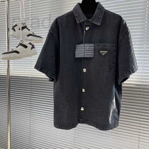 Camicie casual maschile camicie da uomo camicia maschile nera a petto singolo in denim a maniche corte designer t-cardigan top top mast-shirt da donna iv7m