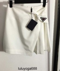 Nya 23ss damdesignerkläder kjolar volangkjol mini Veckad oregelbunden design A-linje halvveckade damkläder Kjolklänning