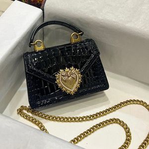 Bolsa de ombro feminina de couro com padrão de crocodilo de alta qualidade Bolsa de ombro com laço de amor Bolsa de mão transversal para mulheres Bolsa feminina com capa flip Tote Bolsa preta