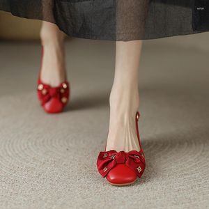 Elbise ayakkabıları fransız retro baotou sandalet kadınlar 2023 yaz sığ ağız yay orta topuk arka boş rahat rahat basit kadın