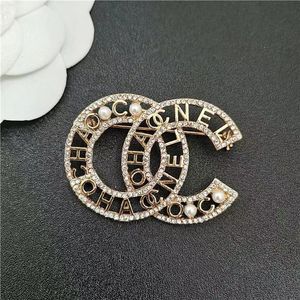 Design famoso Designer de luxo Broche feminino letra charme charme broches de traje pino ouro peito jóias de moda decoração de roupas de alta qualidade acessórios