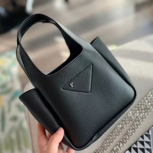 Läder prad för män Triangle city handväskor tote clutchväska Damkorg Designer axelcross body shopperväska Kohudsbeslag Magnetisk snäppstängning korgväskor