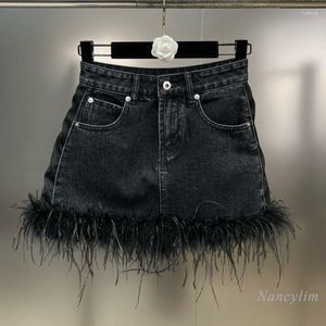 Saias Primavera 2023 Decoração de Penas de Avestruz Sweet Cool Cinza Escuro Emagrecimento Saia Denim Para Mulheres Mini Short Jean