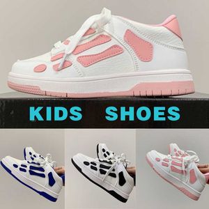 Sneaker 2023 Kids Designer Shoes Boys Girls Youth Casual Low Shoe Children Toddler Spädbarn Läder Bones Applique Upper