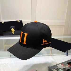 Cap Tasarımcılar Şapka Beyzbol Caps Lüks Casquette Trend Basit Klasik Mektup Kapaklar Moda Kadınlar ve Erkekler Güneşlik Kapı Spor Top Kapakları Açık Mekan Seyahat Hediyesi