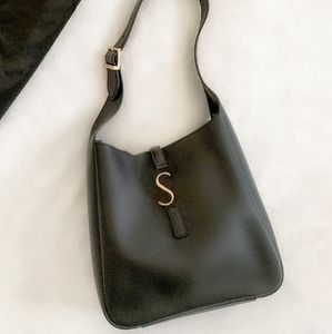 Övre handtag Le5a7 utomhus hobo totes koppling väska kvinnor plånböcker kohude mode axel shoppare väska mens lyxys designer dragstring handväska hink korsar kroppspåsar