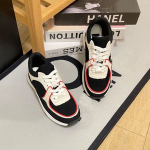 Designer dam fritidsskor kohud mocka tjock nederdel sneakers lädersömmar reflekterande sneakers lyxiga bekväma lätta löparskor