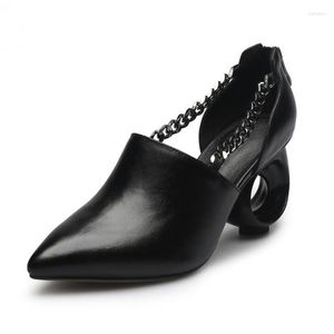 Sapatos sociais elegantes primavera feminino estilo estranho corrente de metal decoração salto círculo corte lateral salto alto preto couro zíper