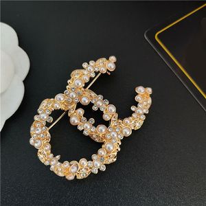 Famous Design Luxury Designer Brooch Women Letter Charm Pearl Brooches Suit Pin Gold Plated Fashion Jewelry Clothing Decoration High Quality Accessories