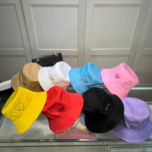 Designermärke bucket hatt bred brättad hatt broderade alfabet män och kvinnor handfat hattar solskydd solskydd våren utomhus resor har 8 färger high end kvalitet