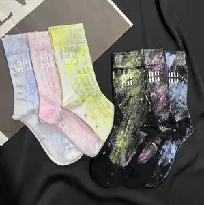 Frühling neue europäische Waren Damensocke Western-Stil Silberpulver Graffiti-Röhrensocken Handmalerei personalisierte trendige Socken Hochkarätige Figur