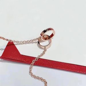 Collana di design per l'anniversario Accessorio per catene con ciondolo da donna D'oro Fascino estetico Gioielli Stilista di moda Collane a catena Gioielli pendenti di lusso