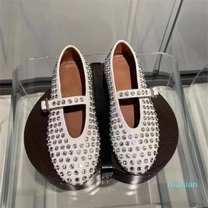 2023 Sapatos de balé planos femininos de dedo do pé redondo com strass de verão marca de couro rebite fivela mocassins sapatos casuais para caminhada