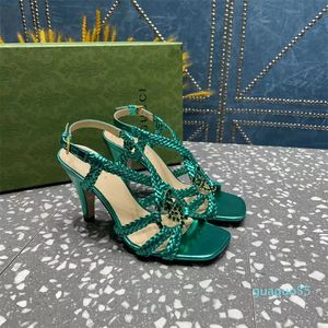 sandálias de grife com enfeites de cristal e sapatos de banquete sapatos de salto alto de couro