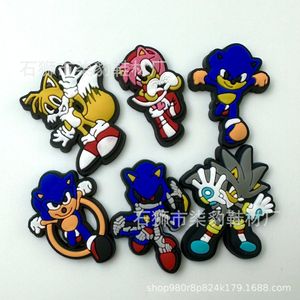 50PVC Japão desenhos animados Sapatos Encantos Acessórios Meninos Meninas Festa Presentes Jardim Tamanco Fivela Pins Decorações para Croces Sandálias Pulseira