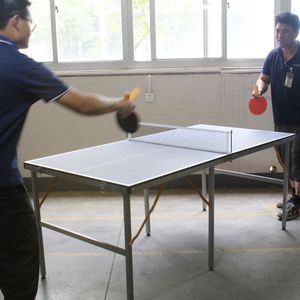 طاولة تنس ذات طاولة متوسطة الحجم 6 قدم محمولة طاولة Ping Pong مجموعة للألعاب الخارجية الداخلية مع الشبكة ، 2 مجاذيف تنس الطاولة و 3 كرات