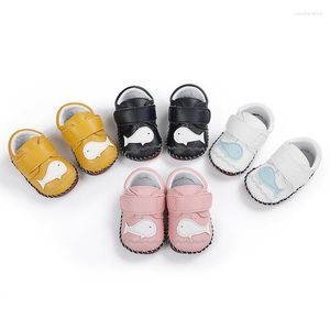 Sapatos esportivos com sola macia para bebês fofos primeiros caminhantes nascidos menino menina estampa de baleia antiderrapante caminhada