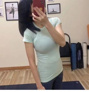 Ll Yaz Yeni Tasarımcı T-Shirt Lulu Yoga Kısa Kollu Düz Renkli Spor Sıkı Fitness Jogging Sports Yoga Giyim Kadınlar Kısa kollu Tişört Lulu Erkekler