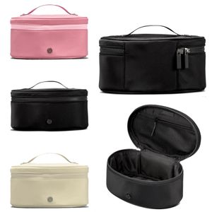 Lyxiga grossistlululdesigner axel kosmetiska väskor mens topphandtag oval åtkomst tvättpåse koppling makeup hand väska kvinnor nylon dragkedja kors kropp rese totes väska