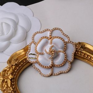 Design famoso broche de designer de luxo feminino carta elegante broches de camélia pino de terno banhado a ouro joias da moda acessórios de decoração de roupas