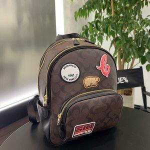 ملصق المناشف الفاخرة مركب Mini Pack Designer Classic Backpack عالي الجودة من الجلد العمل على الكتفين Coac Track Bags Totes Belt Strack Bag Size 26 × 31 سم