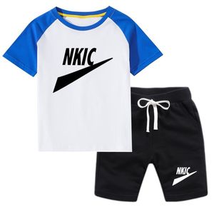 子供服セットティーンエイジャーボーイズショートセット子供綿トラックスーツ夏ブランドロゴ白青 Tシャツスプライスショーツセット子供服衣装