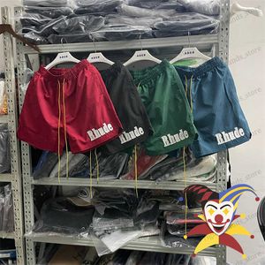 Pantaloncini da uomo Ricamo Pantaloncini da spiaggia Rhude Uomo Donna Streetwear Vino Rosso Verde Nero Blu Pantaloni da equitazione all'interno della maglia T230707