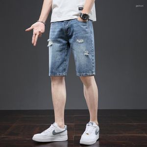 Мужские шорты летняя джинсовая ткань с отверстиями.