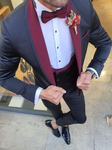 Ternos masculinos estilo padrinhos azul marinho escuro smoking xale vermelho lapela homens casamento 3 piceces (jaqueta calça colete gravata) D150