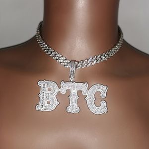 Hänge Halsband Anpassat namn Halsband AAAA Zirconia Baguette Bokstäver Kubansk kedja Hip Hop För Män Kvinnor Smycken 230707