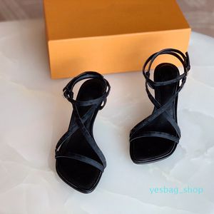 Kvinnor designer sandaler korsband sandaler medborgarsandaler designer flip flops fyrkantiga tå tofflor kattunge klack Citizen Thong tofflor