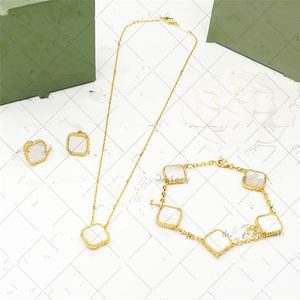 Designer smycken klöver halsband Nytt klassiskt mode hänge halsband för kvinnor Elegant 4/Fyrklöver medaljong Halsband Choker kedjor 18K pläterat guld tjejer Present