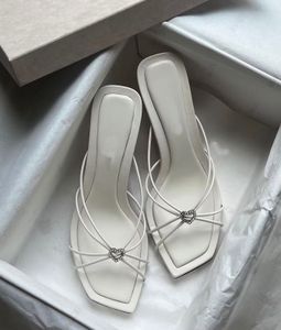 موضة صيفية للنساء Indiya Sandals أحذية مربعة Toe Nappa Leather Hearts Crystal Mule Slim Slim Straps Sandalias Ladies High Cheels EU35-41 مع Box
