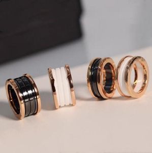 Toppnivå designer vår keramiska ring elostisk modemärke strass bröllop ringar kvinnor vintage rostfritt stål smycken den senaste 18k guldfjäderring